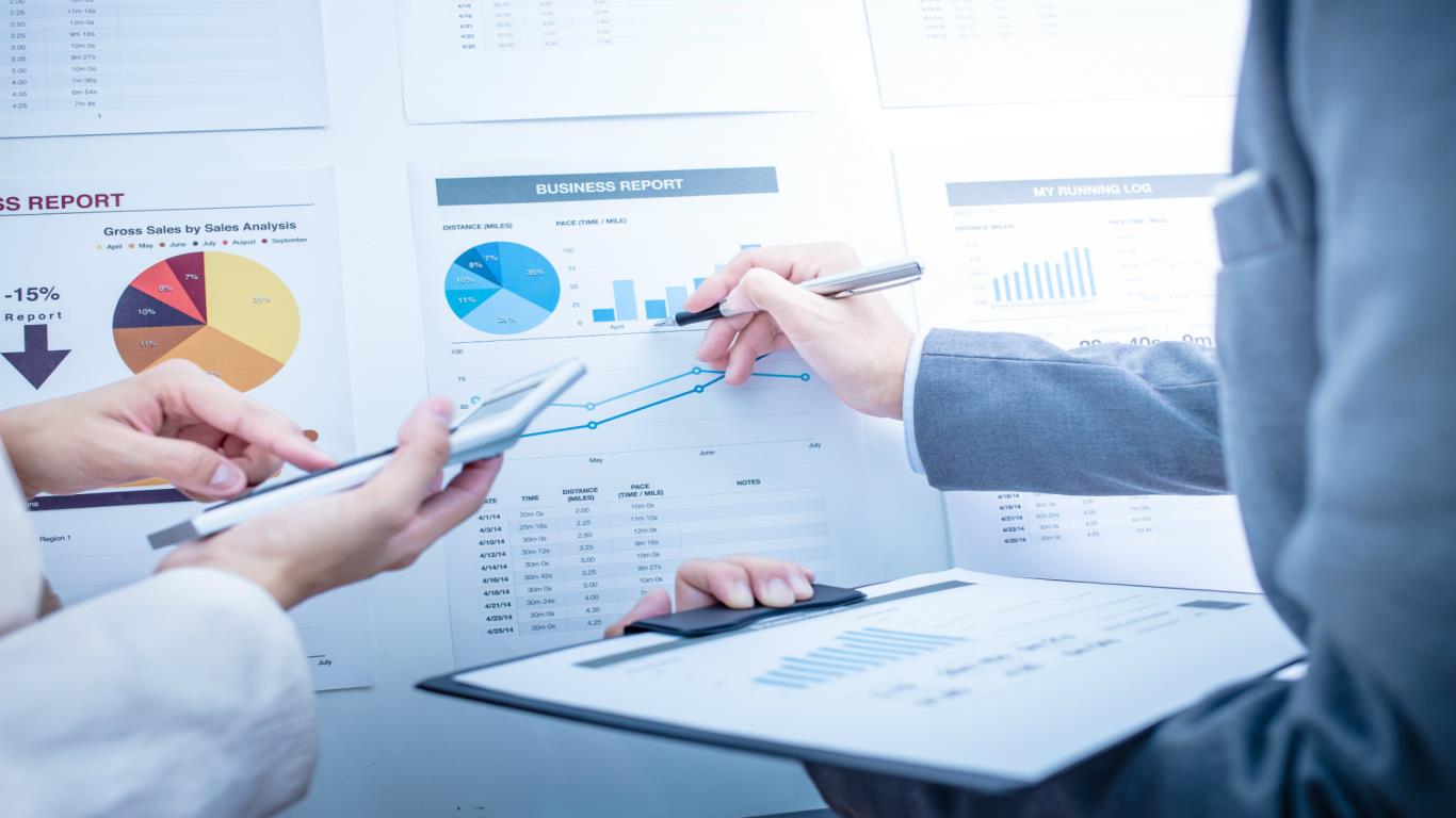 24) Business and financial project management professionals £45,542